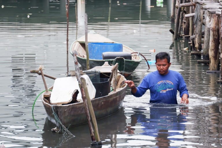Seorang nelayan kecil mendorong sampan di perairan Bagan Batam. Perairan ini tercemar akibat penimbunan mangrove di daratan. Foto Yogi Eka Sahputra .JPG