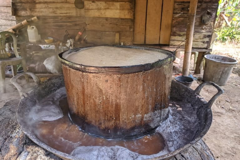 Proses memasak nira jadi gula aren. Foto: Sarjan Lahay/ Mongabay Indonesia