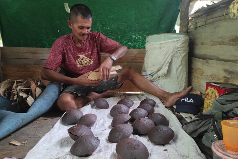 Warga mengemas gula aren untuk dijual. Foto: Sarjan Lahay/ Mongabay Indonesia