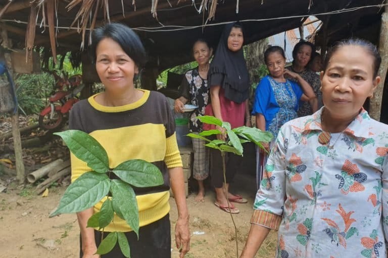 Para perempuan Uraso, mau tanam bibit buah-buahan. Foto: Wahyu Chandra/ Mongabay Indonesia