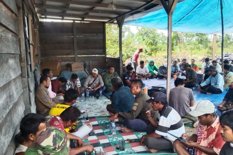 Sosialisasi pada masyarakat di sekitar Taman Nasional Tesso Nilo. Foto Balai TNTN