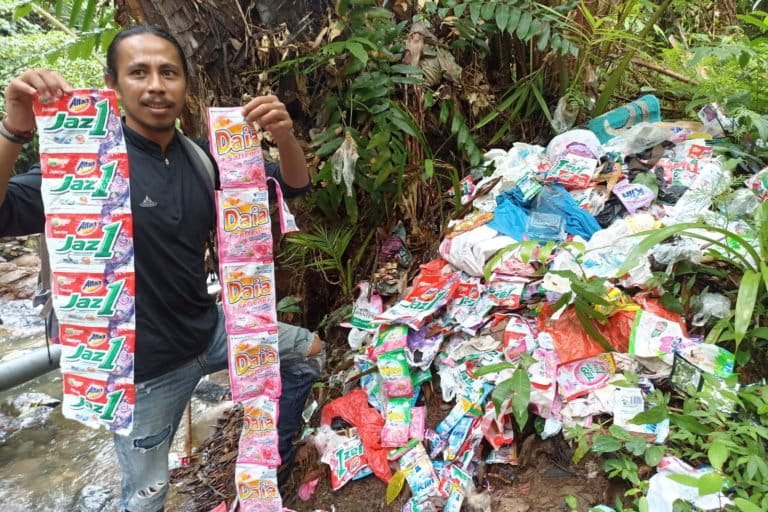 Sampah-sampah kemasan plastik di Ambon, Maluku. Foto: Ecoton