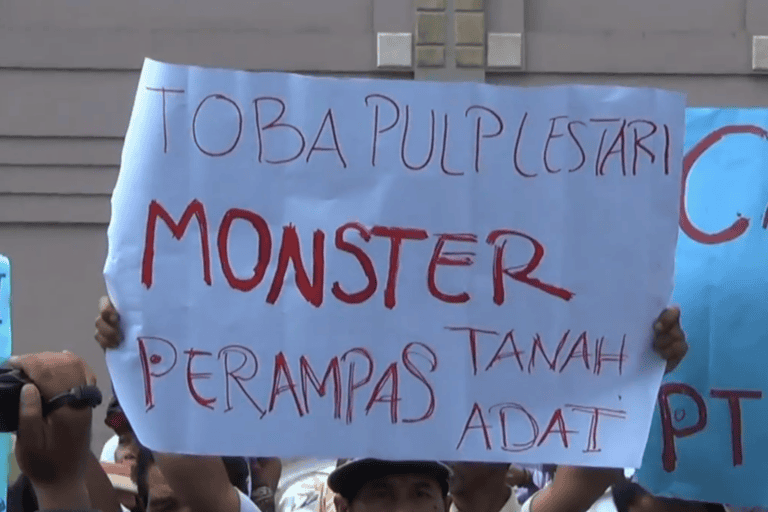 Protes Masyarakat Adat Tanah Batak karena lahan mereka masuk dalam konsesi perusahaan PT TPL. Pemerintah beri izin tanpa melihat, kalau di area itu merupakan ruang hidup masyarakat adat. Foto: Ayat S Karokaro/ Mongabay Indonesia