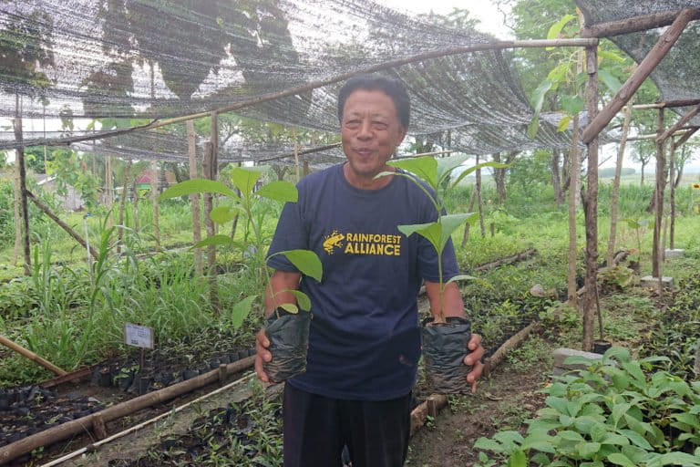 Sardi ketua kelopok tani Sedyo Lestari d lahan pembibitan tanaman. Foto: Nuswantoro/ Mongabay Indonesia 