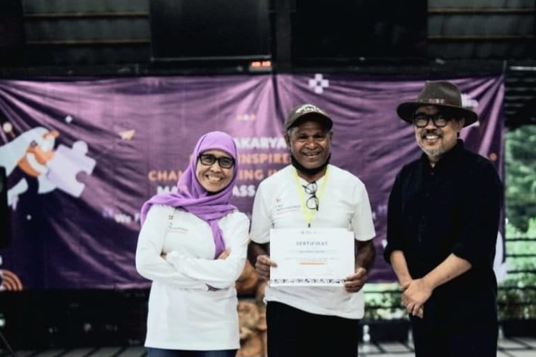 Sefnat Sailana (tengah), pendeta Protestan dari Kabupaten Alor, Nusa Tengara Timur (NTT) bersama Nani Zulminarni, Direktur Regional Ashoka Asia Tenggara,. Foto: Dokumentasi FICI