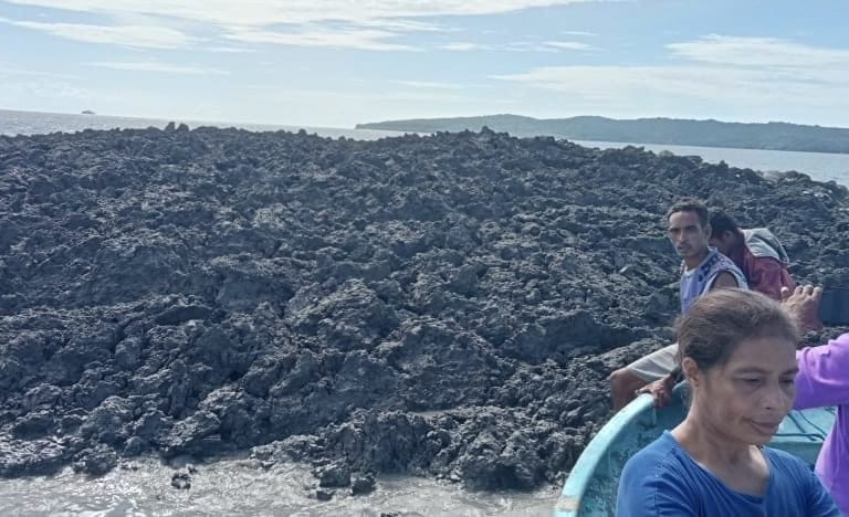 Pulau itu semacam tumpukan lumpur bercampur batu karang ini ada setelah gempabumi.. Foto: Foto: Kepala Desa Teineman, Boni Kelmaskosu)