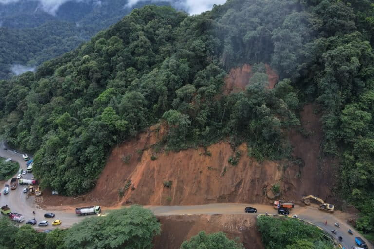 Lokasi rawan longsor di Sitinjau Laut karena hutan sebagian gundul. Foto: Jaka HB/ Mongabay Indonesia