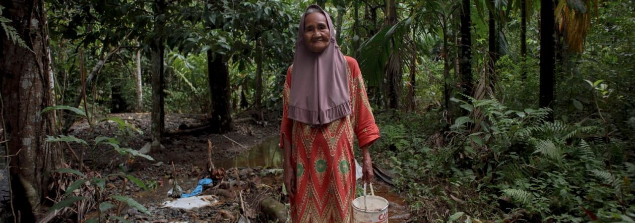 Nurhayati, usia 75 tahun warga Teluk Kabung Tengah, Padang yang kerap terkena banjir bandang. Foto: Jaka HB/ Mongabay Indonesia