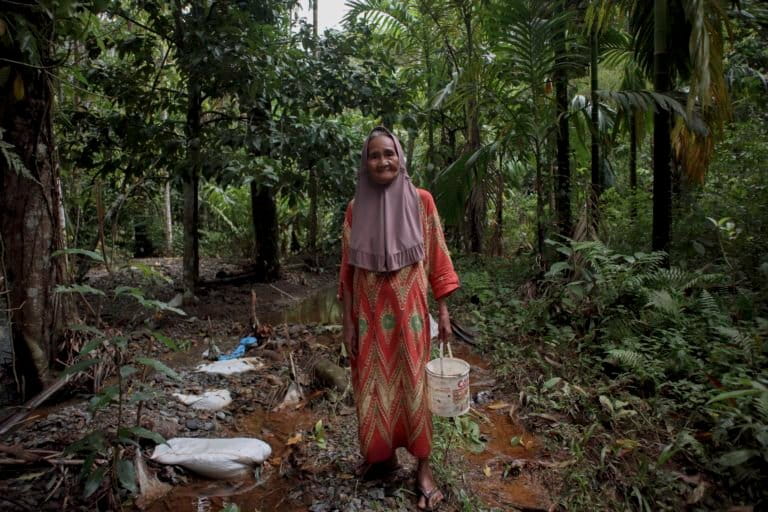 Nurhayati, usia 75 tahun warga Teluk Kabung Tengah, Padang yang kerap terkena banjir bandang. Foto: Jaka HB/ Mongabay Indonesia