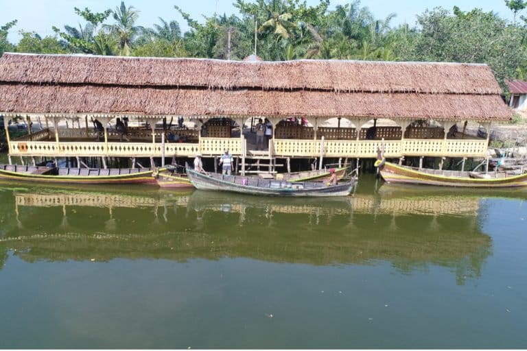 Restoran terapung di Sicanang. Foto: Baritanews Lumbanbatu/ Mongabay Indonesia