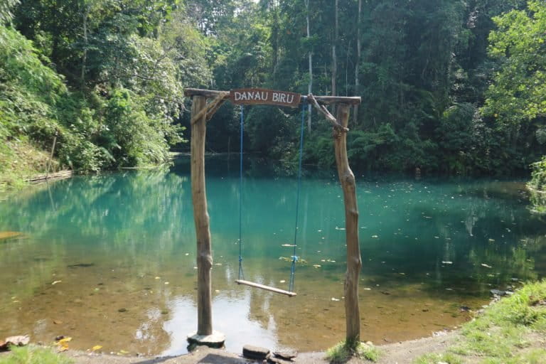 Danau Biru di dalam kawasan hutan di Desa Karang Sidemen. Daerah bagian selatan Rinjani dikenal dengan tutupan hutannya yang masih lestari dan menjadi sumber air bersih sebagian besar Pulau Lombok. Foto: Fathul Rakhman/ Mongabay Indonesia
