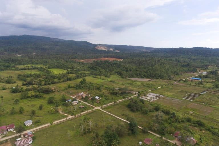 Penampakan Desa Woejerana dari atas. Dulu, desa ini produsen pangan. Sejak banjir bandang melanda berulang kali dan membawa lumpur serta bebatuan menutupi pertanian warga, kondisi berubah. Foto: Christ Belseran/ Mongabay Indonesia