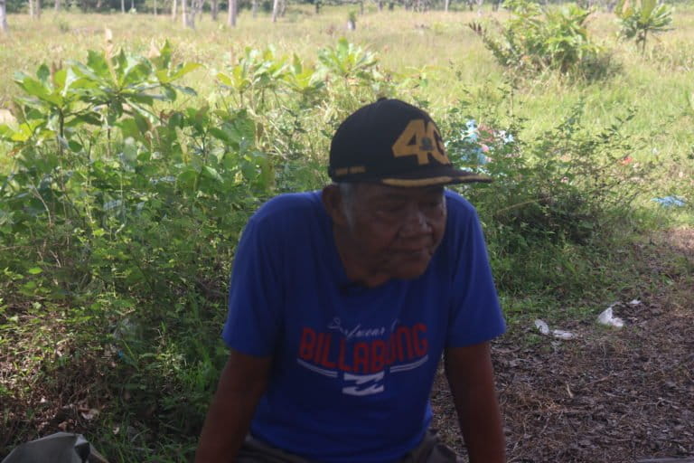 Kasdi, petani Woejerana yang kini kesulitan karena lahan pertanian sudah rusak. Foto: Christ Belseran/ Mongabay Indonesia