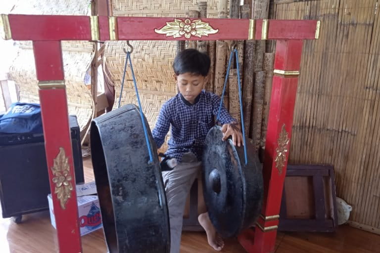Belajar alat musik tradisional. Foto: Gafur Abdullah/ Mongabay Indonesia