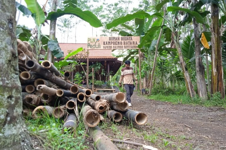 Memasuki Kampoeng Batara, sekolah adat berbasis konservasi. Foto: Gafur Abdullah/ Mongabay Indonesia
