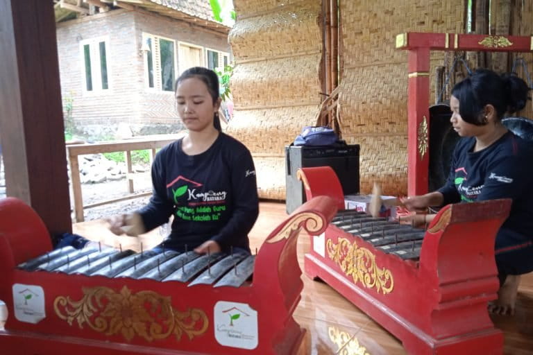 Mereka belajar alat musik tradisional di Kampoeng Batara. Foto: Gafur Abdullah/ Mongabay Indonesia