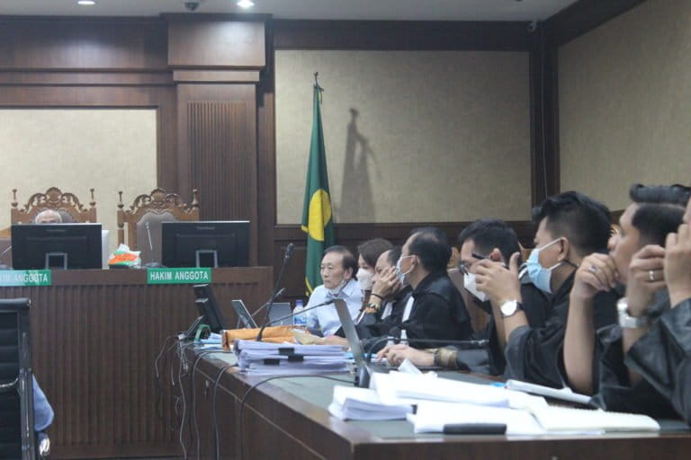 Surya Darmadi bersama tim pengacara di persidangan. Foto: Suryadi/ Mongabay Indonesia