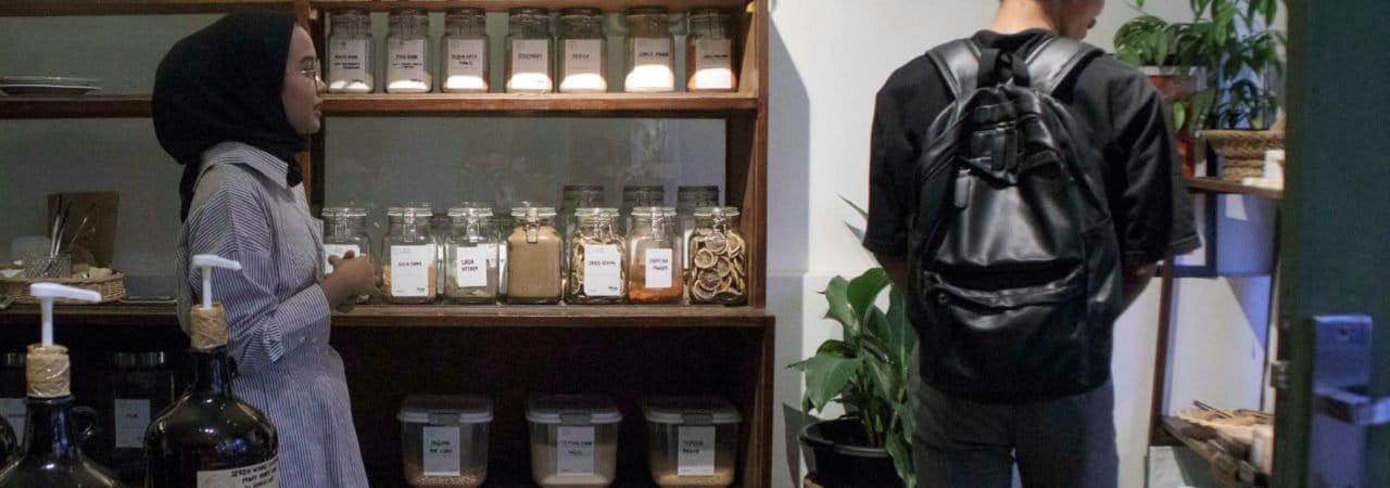 Beragam jualan di Gerai Prabumi. Foto: Jaka HB/ Mongabay Indonesia