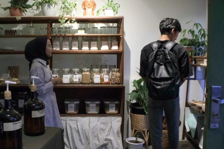 Beragam jualan di Gerai Prabumi. Foto: Jaka HB/ Mongabay Indonesia