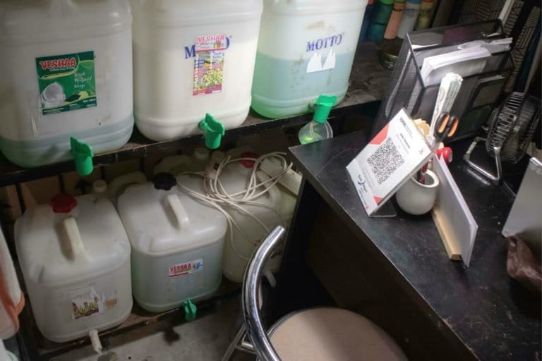 produk curah. Konsumber bawa wadah dari rumah untuk beli produk curah in i. Foto: Jaka HB/ Mongabay Indonesia