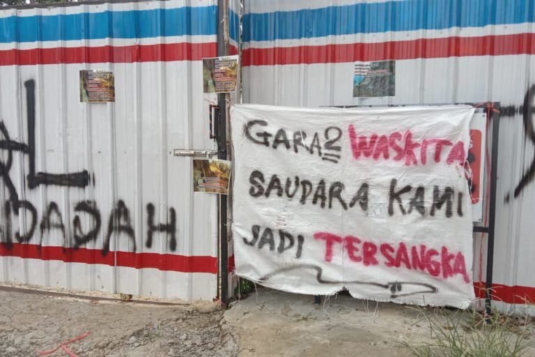 Beragam poster bernada protes ditempel warga di kantor lapangan proyek.