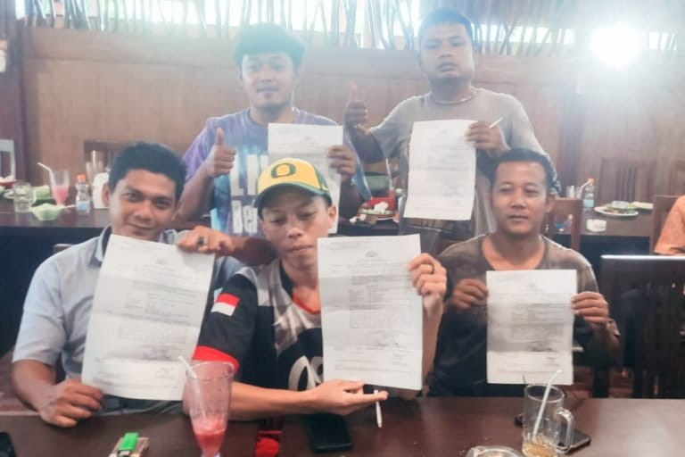 Warga Guntur, Kecamatan Bener, Kabupaten Purworejo menunjukkan surat panggilan sebagai tersangka. Foto: A. Asnawi/ Mongabay Indonesia