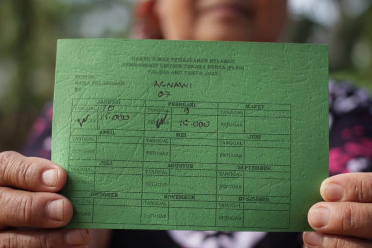 Kartu iuran bulan PLTS di Dusun Talang Aro, dengan 15 ribu per bulan, warga bisa menikamati listrik 24 jam.JPG