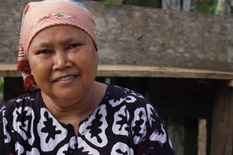 Ruliyah, dalam beberapa tahun ini sudah bisa menikmati listrik dari energi matahari. Foto: Elviza Diana/ Mongabay Indonesia