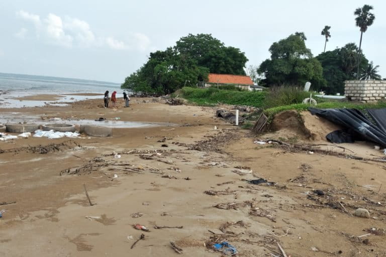 Perusahaan rugi tinggal pulang, masyarakat sekitar tambak menangung nestapa. Foto: Moh. Tamimi/Mongabay Indonesia