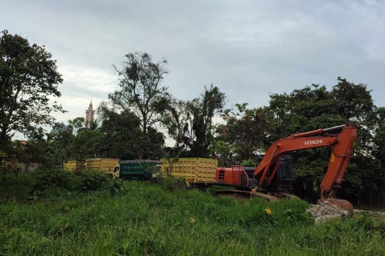 Alat berat yang mengeruk batubara dan memasukkan dalam truk. Foto: Abdallah Naem/ Mongabay Indonesia