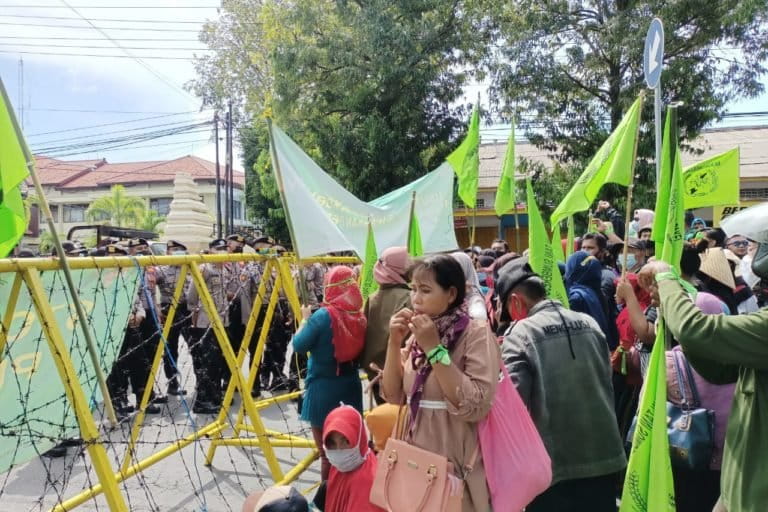 Aksi warga Pakel pada Juni 2021 di Polresta Banyuwangi. Foto:Rosdi Bahtiar Martadi