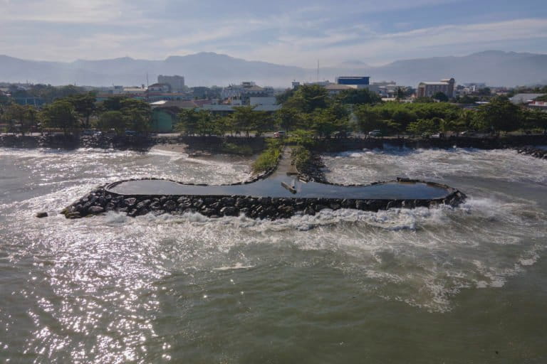 Salah satu barrier untuk mencegah abrasi di Kota Padang. Foto: Jaka HB