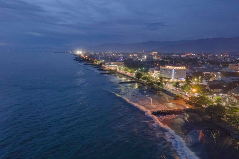 Batu grip sepanjang Kota Padang. Foto: Jaka HB