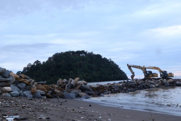 Pembangunan Batu Grip di kawasan Masjid Al Hakim tahun 2021.JPG