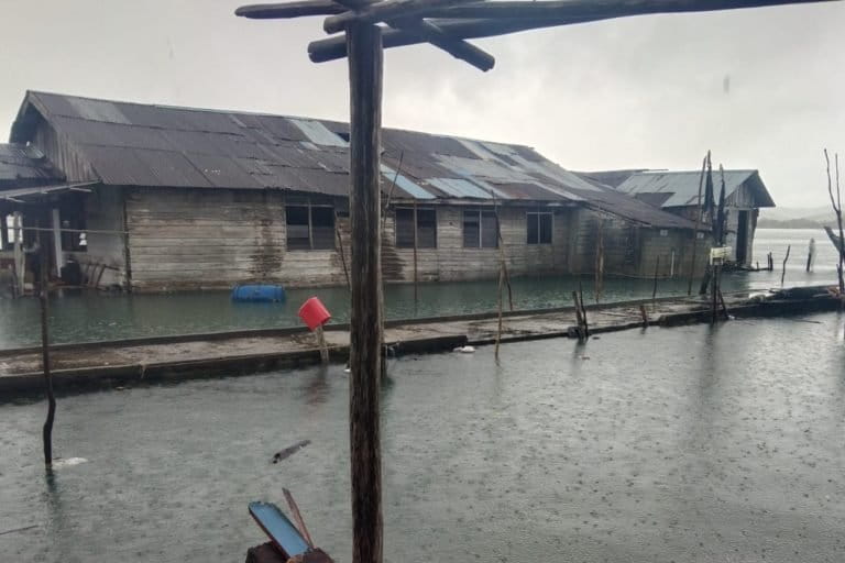 Banjir rob mengenangi rumah warga di Galang Kota Batam, 25 Januari 2023. Foto Yogi Eka Sahputra