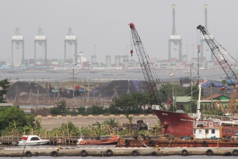 Kabut seolah memenuhi langit Marunda, Jakarta. Foto: Falahi Mubarok/ Mongabay Indonesia