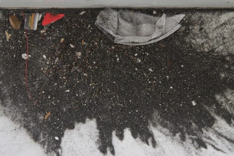 Debu batubara yang berterbangan dan memenuhi lantai sekolah. Foto: Falahi Mubarok/ Mongabay Indonesia