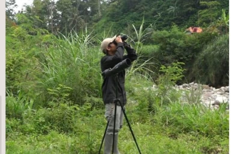 Fahrul, sedang mengamati rangkong badak di Gunung Tilu. Foto: Donny Akson