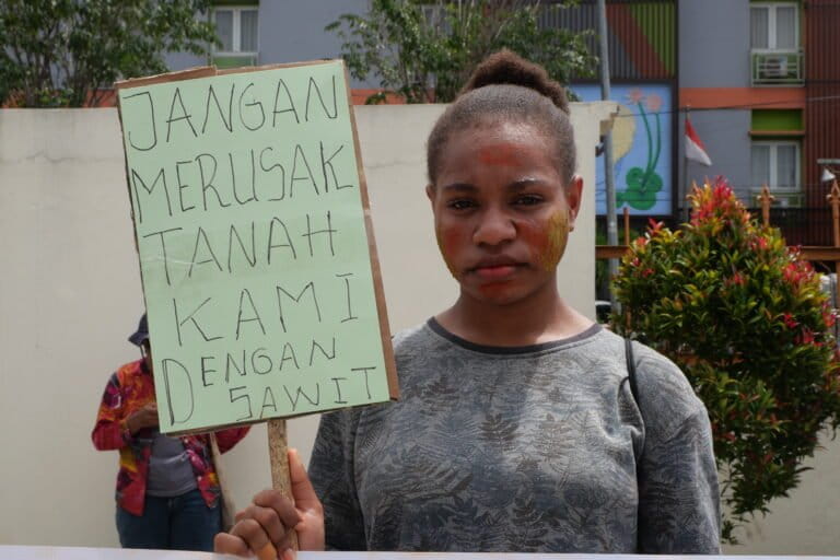 Dukungan dari mahasiswa terhadap Masyarakat Suku Awyu. Foto: Asrida Elisabeht/ Mongabay Indonesia