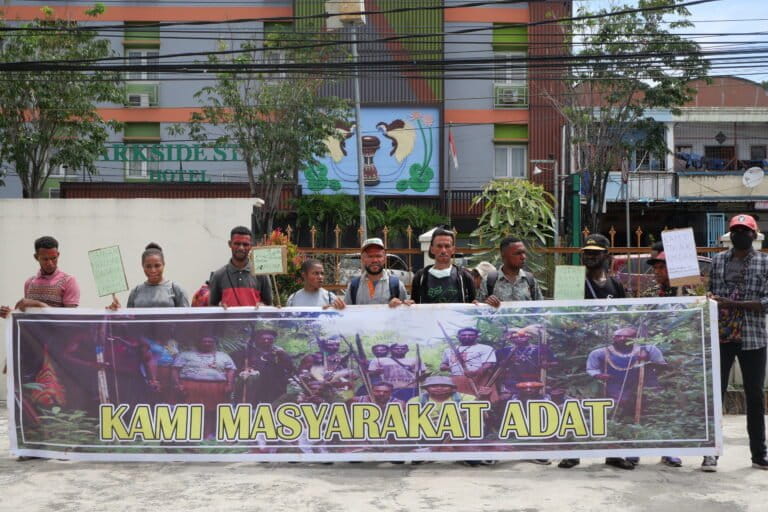 Mahasiswa di Jayapura membentangkan spanduk di halaman PTUN Jayapura sebagai bántuk dukungan kepada Masyarakat Suku Awyu.J Foto: Asrida Elisabeth/ Mongabay Indonesia