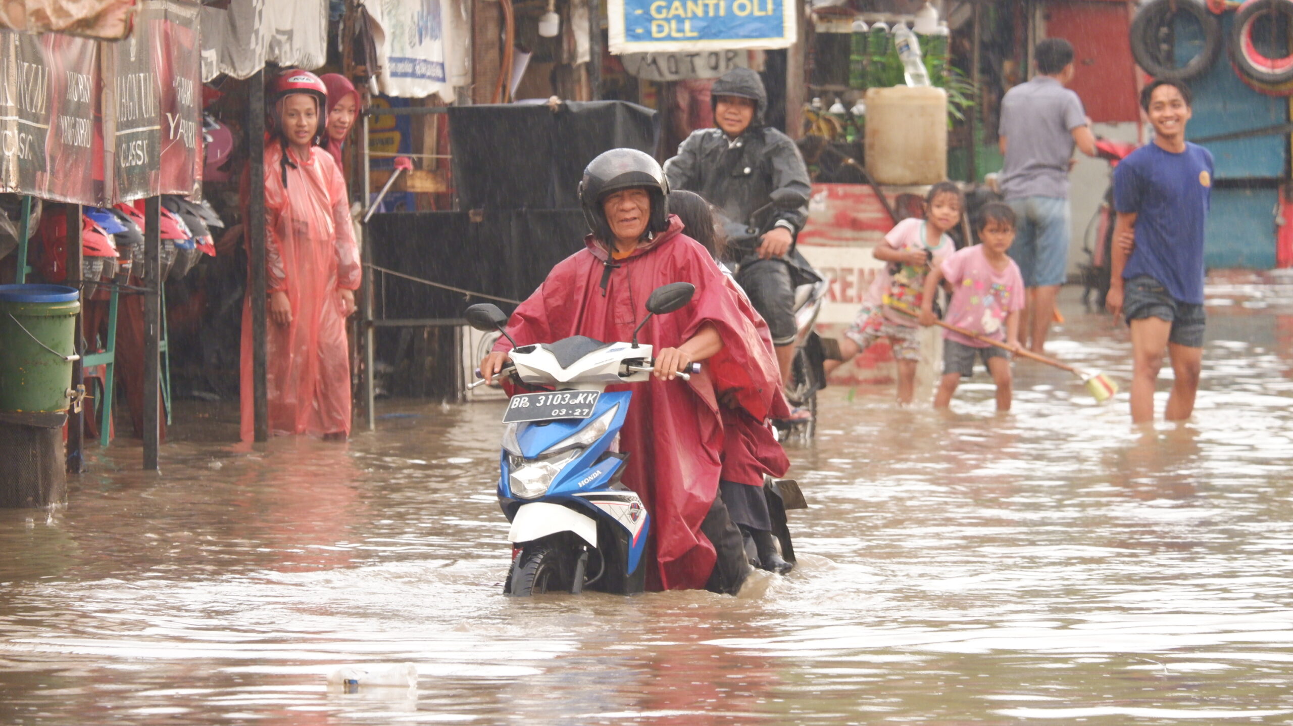 Seorang warga menerjang banjir yang terjadi di Batam beberapa waktu lalu. Foto Yogi Eka Sahputra.JPG
