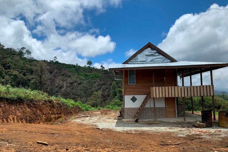 Rumah-di-atas-bukit-diduga-milik-Alti-karena-letaknya-tak-jauh-dari-kebun-kayu-manis-miliknya-di-Desa-Danau-Tinggi-Kecamatan-Gunung-Kerinci-Kabupaten-Kerinci.1-scaled.jpg