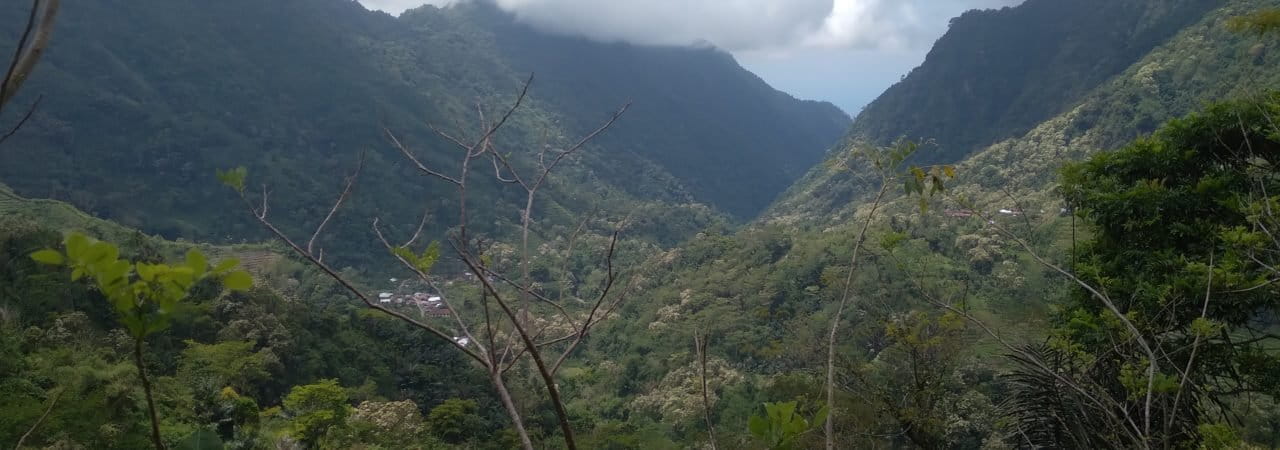 Sisi barat daya Poco Leok dilihat dari bukit Lingko Mesir, tampak Kampung Mocok di kejauhan. Foto: Anno Susabun