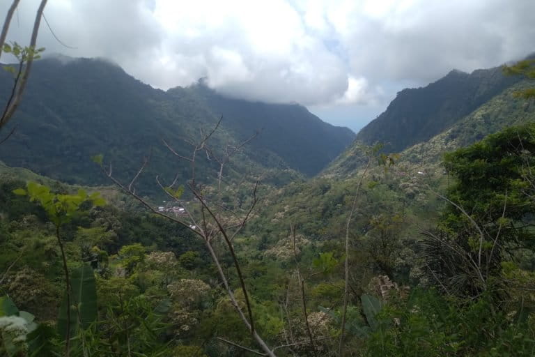 Sisi barat daya Poco Leok dilihat dari bukit Lingko Mesir, tampak Kampung Mocok di kejauhan. Foto: Anno Susabun