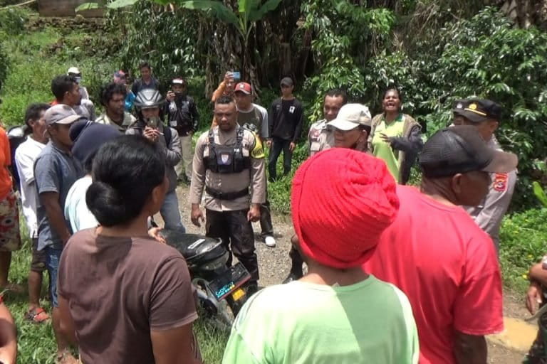 Warga protes, hadang PLN, pemerintah daerah beserta aparat keamanan, yang mau survei akses kendaraan proyekj. Foto: dokumen warga