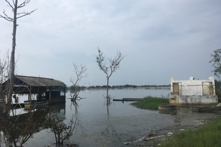 Genangan air laut akibat rob di sisi utara rumah Kartini dan Faizyah, Degayu, Pekalongan. Foto: Richaldo Y Hariandja/ Mongabay Indonesia