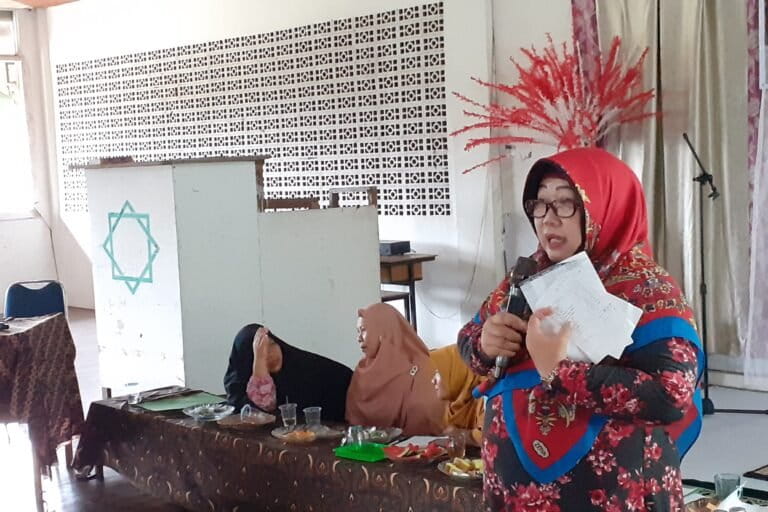 Rinwiningsih saat sosialisasi dan edukasi peduli lingkungan pada orangtua murid. Foto: Suryadi/ Mongabay Indonesia