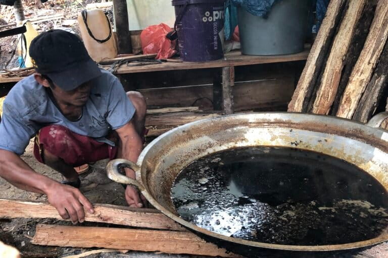 Memasak gula aren. Foto: Barita News Lumbanbatu/ Mongabay Indonesia
