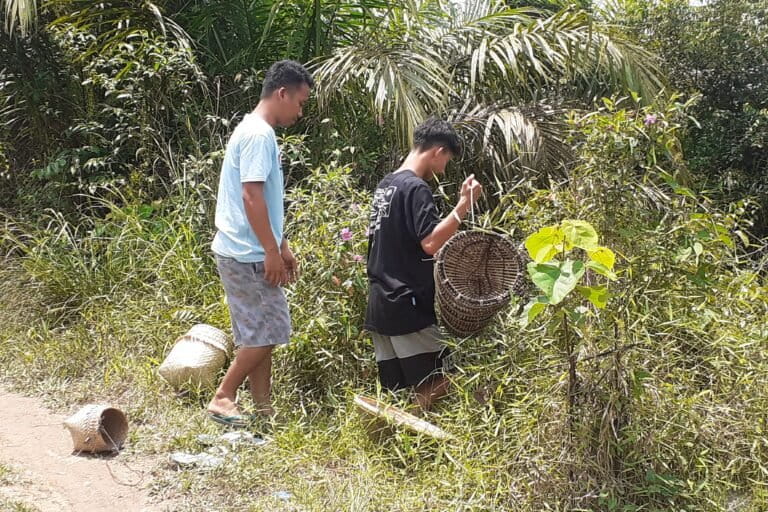 Herianto dan Hairil, pemuda Talang Parit hendak memasang lukah. Foto: Suryadi/ Mongabay Indonesia