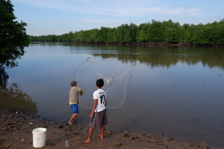 Dua nelayan di pesisir Batam menangkap ikan dengan jari di pesisir Tanjung Piayu. Kawasan ini merupakan salah satu gugus pesisir yang masih terjaga. Foto: Yogi Eka Sahputra/ Mongabay Indonesia